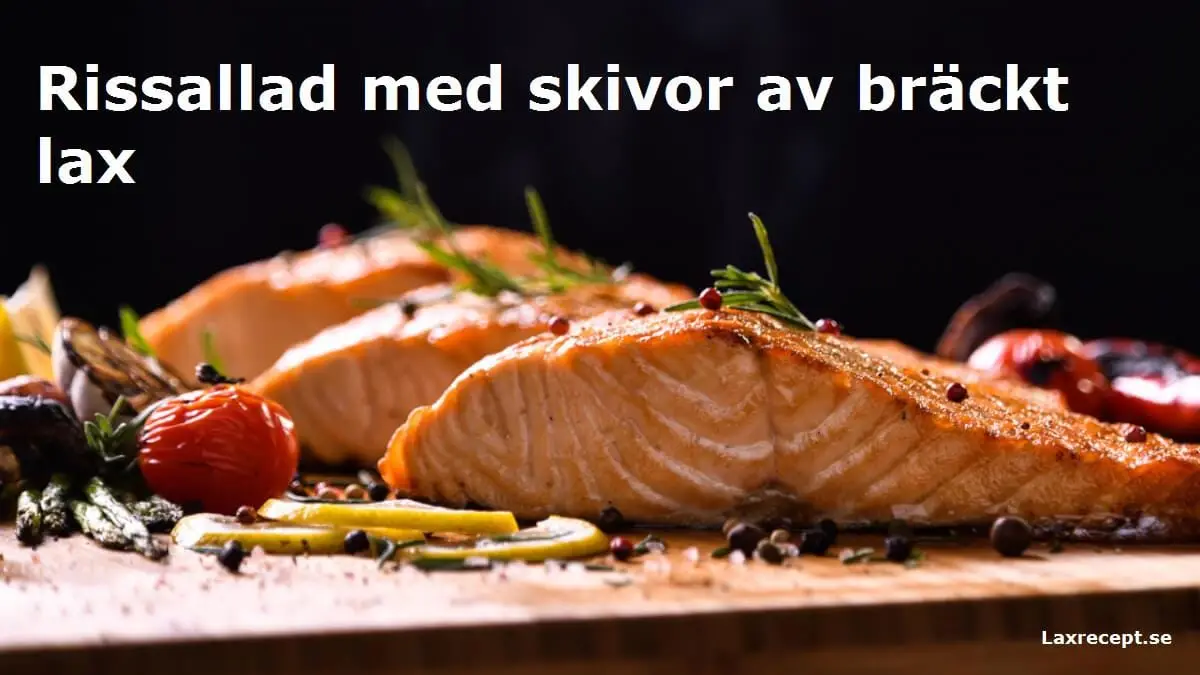Rissallad med skivor av bräckt lax