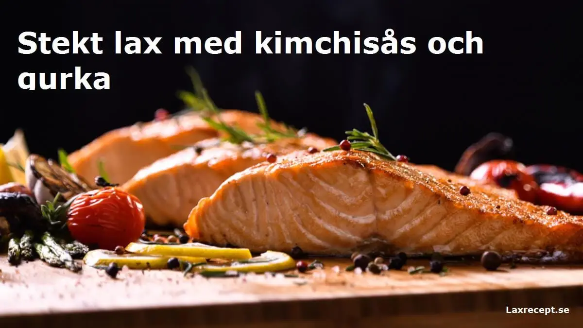 Stekt lax med kimchisås och gurka
