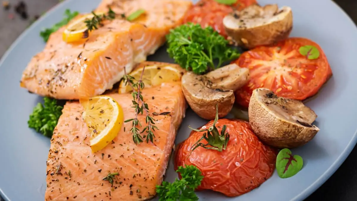 Ugnsbakad lax med rostade grönsaker och citron